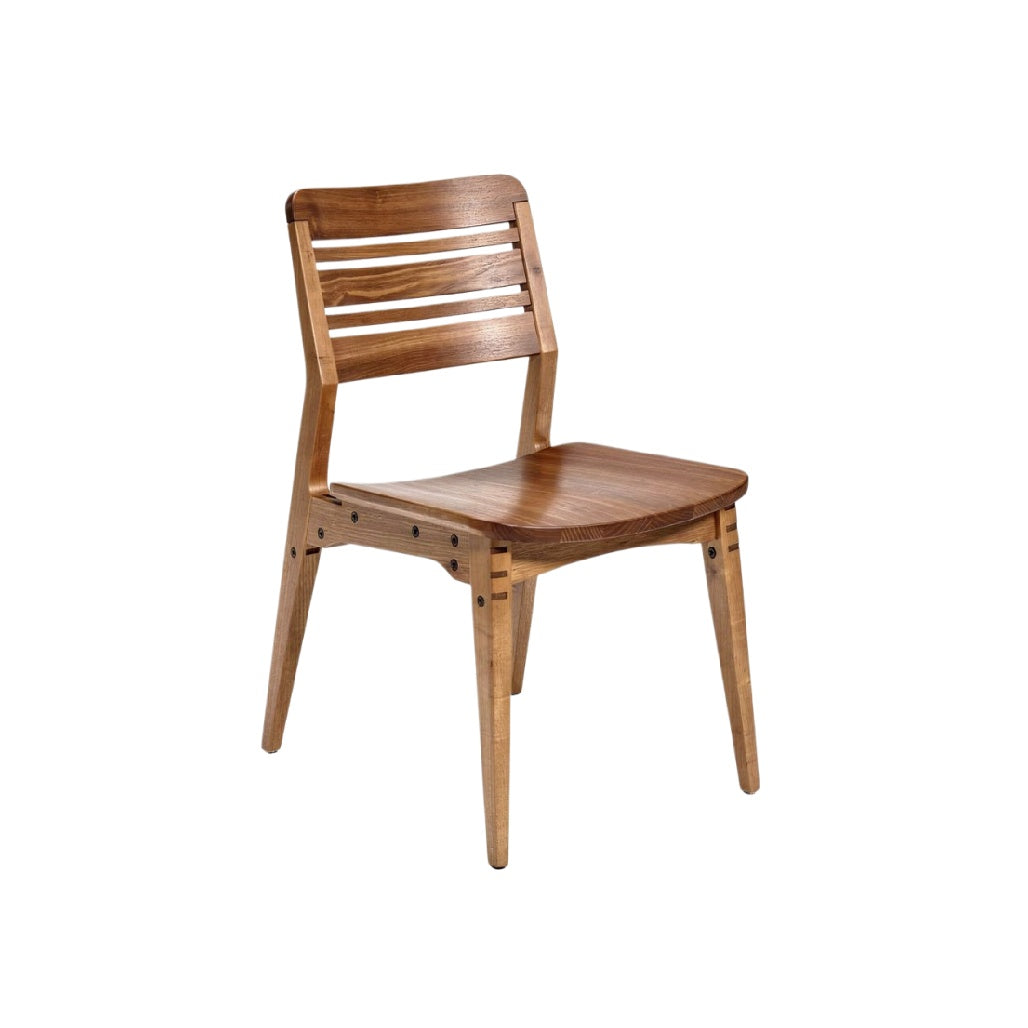 Duurzame houten stoel met moderne lijnen en een minimalistisch ontwerp.