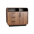 Moderne houten kast met afgeronde hoeken en zwarte handvaten